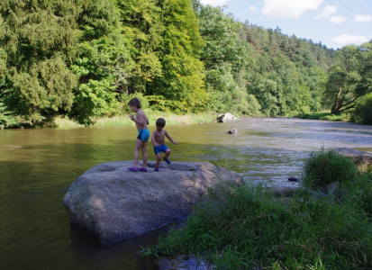 &Scaron;imon s Matějem tanč&iacute; na Z&aacute;zavsk&yacute;ch kamenech.