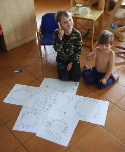 Hotovo, Matěj vytvořil kr&aacute;sn&eacute;ho robota, kter&eacute;ho &Scaron;imon dozdobil.