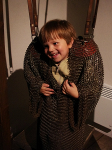 Těžkou železnou ko&scaron;ili Matěj sice neuzvedl, ale pohoupal se v n&iacute;.