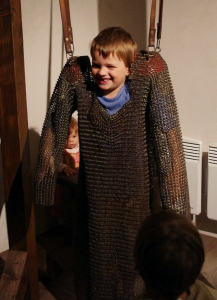 &Scaron;imon v železn&eacute; ko&scaron;ili, v pozad&iacute; Ester.