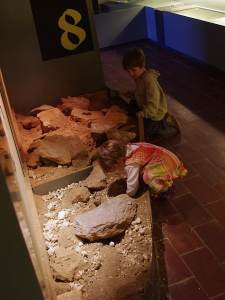 N&aacute;cvik archeologie v muzeu, Ester překon&aacute;v&aacute; z&aacute;branu a jde se rochnit.