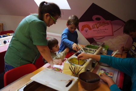 V&yacute;roba vlastn&iacute;ch čokol&aacute;dov&yacute;ch bonb&oacute;nů.