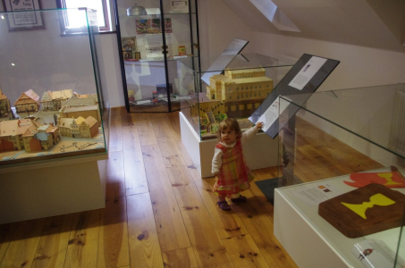 ester mezi velk&yacute;mi modely z marcip&aacute;nu a čokol&aacute;dy.