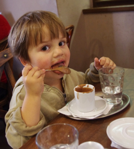 Matěj se cpe ml&eacute;čnou čokol&aacute;dou. Dobro a kvalitn&iacute;.