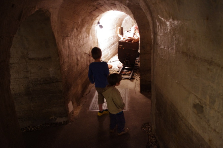 Kluci v poh&aacute;dkov&eacute;m podzem&iacute;.