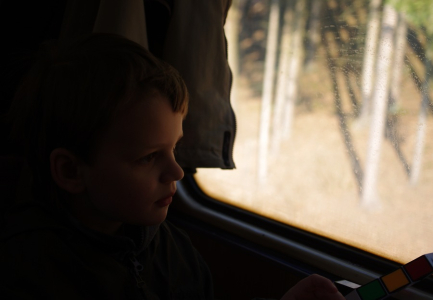 &Scaron;imon kouk&aacute; z okna vlaku.