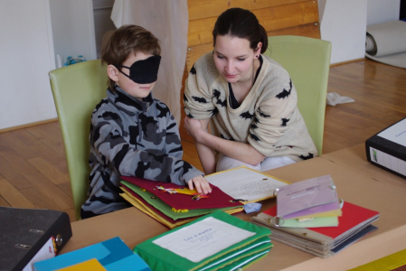 &Scaron;imon čte hmatovou kn&iacute;žku.