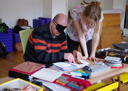 Čtu hmatovou knihu.