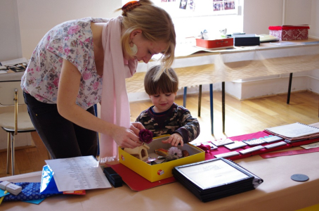 Matěj si prohl&iacute;ž&iacute; předměty.