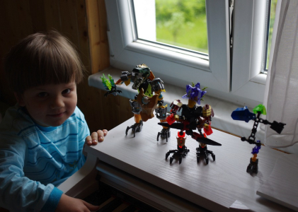 S Esterkou a Matějem jsme stavěli bojovn&iacute;ky.