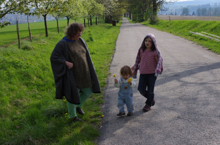 Maru&scaron;ka, Katka a Esterka na proch&aacute;zce.