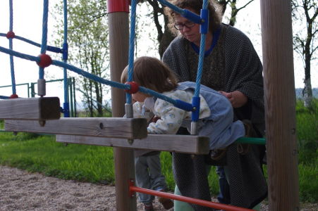 Katka děl&aacute; z&aacute;chranu Esterce na prol&eacute;začce.