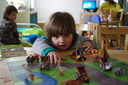 Matěj si hraje s farmou.