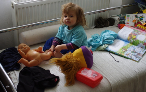 Ester na povel spi, d&aacute;v&aacute; hajat Olynu a panenku