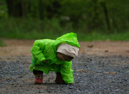 Ester na proch&aacute;zce v de&scaron;ti.