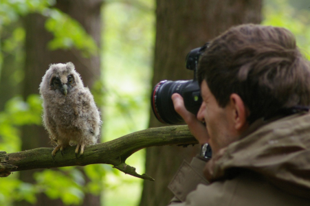 Pan M&iacute;chal v akci předv&aacute;d&iacute; dětem pr&aacute;ci s kr&aacute;tk&yacute;m objektivem.