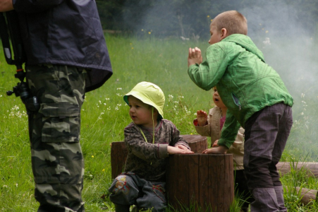 Haranti bubniuj&iacute; a tě&scaron;&iacute; se na &scaron;pek&aacute;čky.