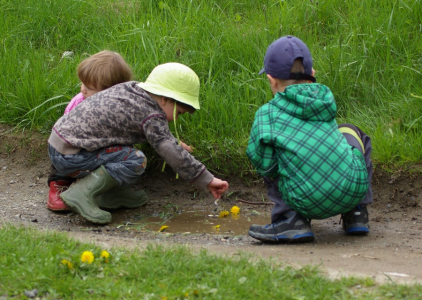 Haranti vař&iacute; pol&eacute;vku. V kaluži.