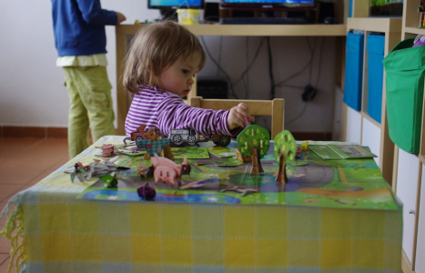 Ester si hraje s farmou.