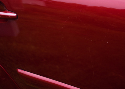 Matěj nakreslil pan&aacute;čka, vyryl to &scaron;pičat&yacute;m klac&iacute;kem na dveře na&scaron;eho auta.