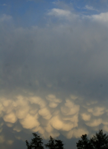 Zvl&aacute;&scaron;tn&iacute; mraky nad Ledč&iacute;, ř&iacute;k&aacute; se jim ml&eacute;čn&eacute; žl&aacute;zy.