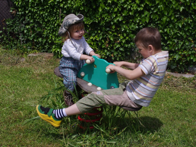 &Scaron;imon s Esterkou na houpačce.