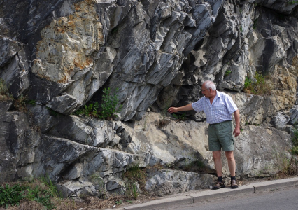 Pan Tě&scaron;&iacute;nsk&yacute; ukazuje pelyněk metlat&yacute;.