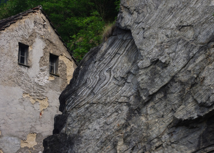 Symbi&oacute;za domu v podhrad&iacute; se sk&aacute;lou.