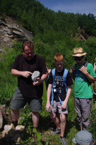 Geologick&aacute; předn&aacute;&scaron;ka pana Chv&aacute;tala v ter&eacute;nu.