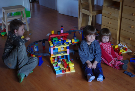 Stavitel&eacute; dokončili velk&yacute; dům, do kter&eacute;ho vj&iacute;žd&iacute; vlak.