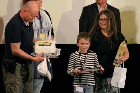 Jako zvl&aacute;&scaron;tn&iacute; oceněn&iacute; je origin&aacute;ln&iacute; filmov&aacute; klapka a obrovsk&yacute; dort.