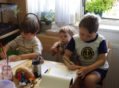 Kreslen&iacute; harantů, Ester se cpe mezi kluky.