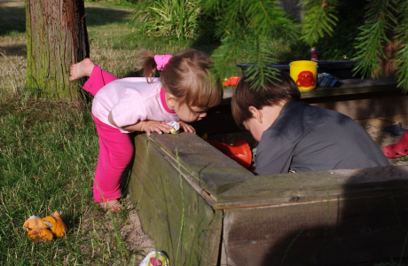 Matěj s Esterkou na p&iacute;sku.