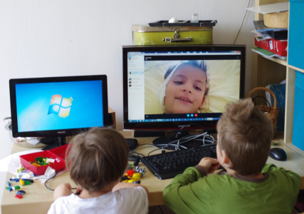 Kluci skypuj&iacute; s Tom&aacute;&scaron;kem, kter&yacute; bude je&scaron;tě 6 t&yacute;dnů v nemocnici na JIP.