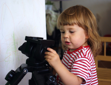 Ester demontuje stativ.
