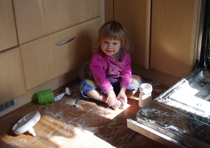 Esterka ř&aacute;d&iacute; v kuchyni.