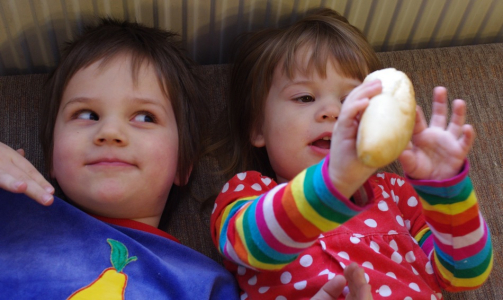 Matěj s esterkou se cpou rol&iacute;kem.