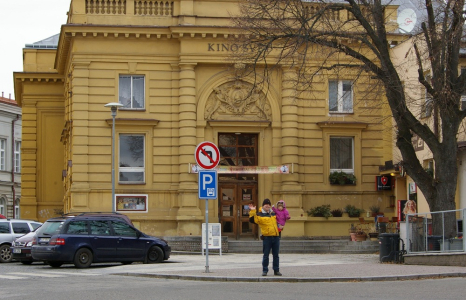 Před kinem na Juniorfilmu.