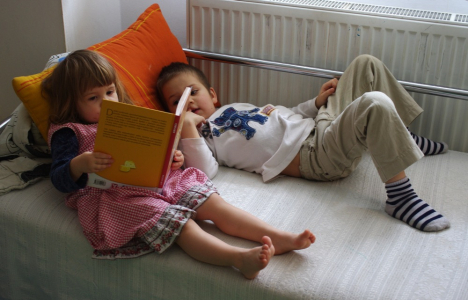 Matěj a Ester si čtou.