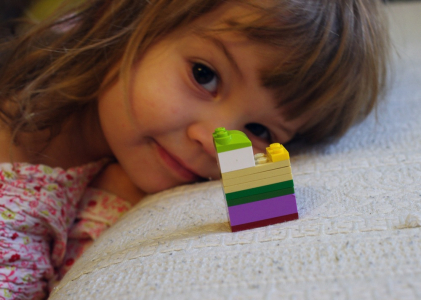 Ester postavila dinosaurus.