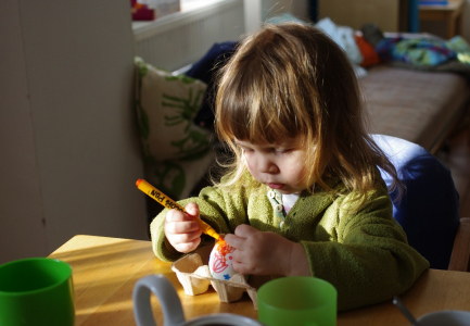 Ester maluje vaj&iacute;čko na velikonoce.