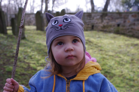 Esterce kočičkov&aacute; čepice slu&scaron;&iacute;.