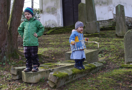 Haranti na n&aacute;hrobn&iacute;ch kamenech.