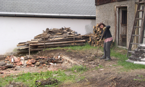 tady dř&iacute;ve st&aacute;ly rozpadaj&iacute;c&iacute; se kůlny