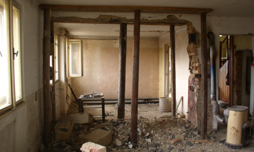 zru&scaron;en&iacute; př&iacute;čky propojilo 2 m&iacute;stnosti