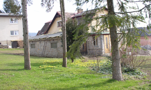 gar&aacute;ž dost&aacute;v&aacute; novou střechu, &scaron;ikmou