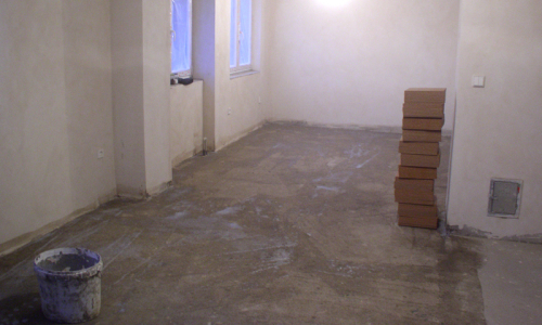 dole mezit&iacute;m hotov vrchn&iacute; beton, chyst&aacute;me dlažbu