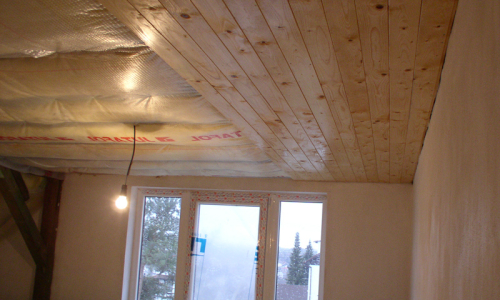 střechu izolujeme skelnou vatou, tu zakryj&iacute; palubky