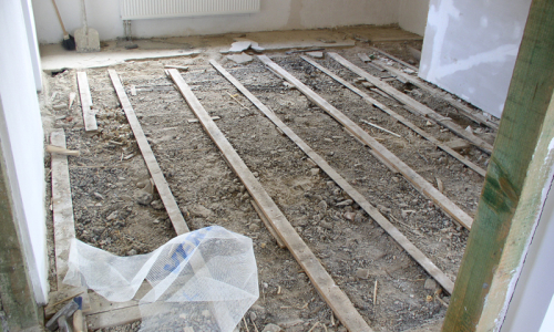 podlahu předěl&aacute;v&aacute;me, protože m&aacute; sklon cca 4cm/1m